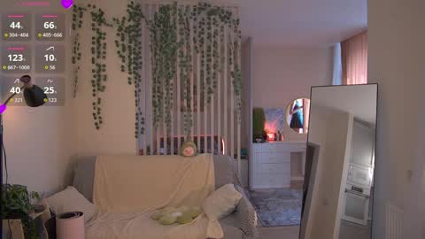 Sofia Help me overcome shynes with 100 thumbs up online show from 5, 4, 2026