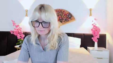 Snapshot of softsunrise chatting on 4, 11, 2025 softsunrise online show from 4, 11, 2025