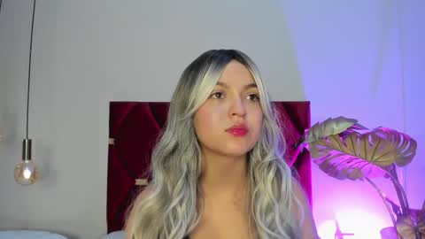 sophiacolliins online show from 15, 10, 2025