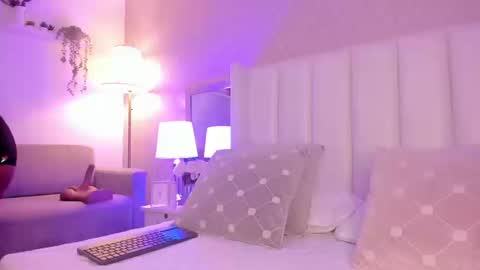 Snapshot of sophiasmiths_ chatting on 11, 9, 2025 SophiaSmiths online show from 11, 9, 2025