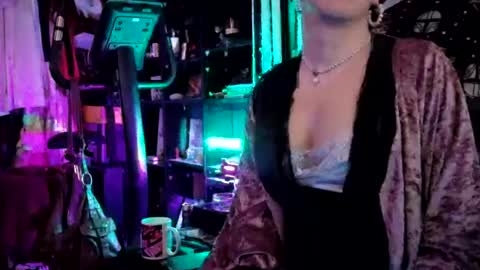 Snapshot of sophie198013 chatting on 18, 6, 2026 Sophie Satin1980 online show from 18, 6, 2026