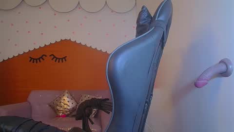 Snapshot of sophie_t_ chatting on 18, 12, 2024 Sofia online show from 18, 12, 2024