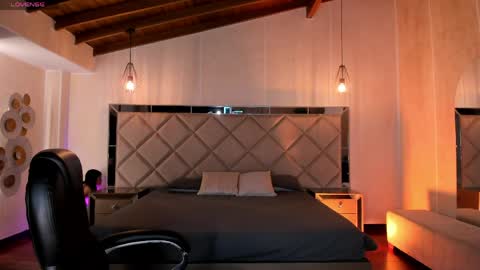 Sophie Houston online show from 20, 4, 2026