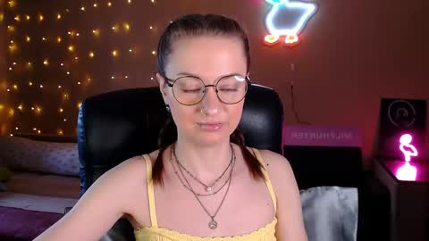 Snapshot of sophieleroux chatting on 7, 5, 2026 sophieleroux online show from 7, 5, 2026