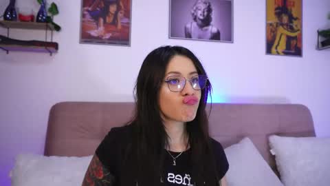 Sophiie online show from 6, 11, 2025