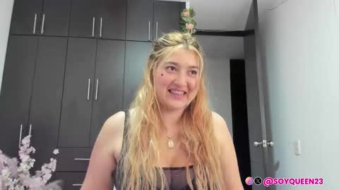 Snapshot of soyqeen chatting on 22, 10, 2025 SoyQueen online show from 22, 10, 2025