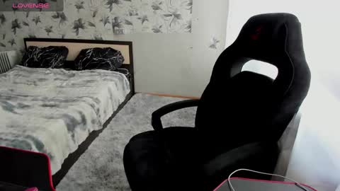 Stacey GMT5 Mo Tu We Th Fr Sa 3am -10am online show from 16, 1, 2025