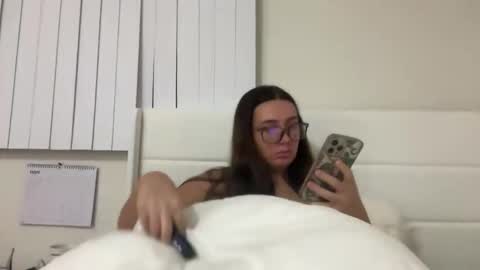 starqueenieee online show from 4, 11, 2025