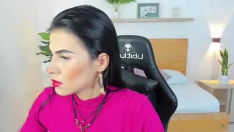 S T E P H A N Y A online show from 4, 2, 2025