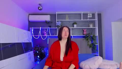 Snapshot of stephierousee chatting on 7, 5, 2026 Stephie online show from 7, 5, 2026