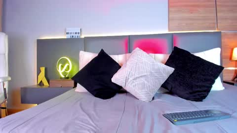 Stone Lee  online show from 15, 2, 2025