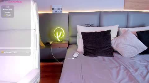 Stone Lee  online show from 19, 2, 2025