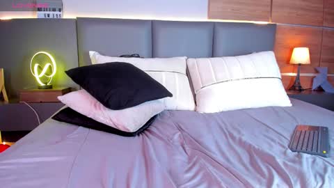 Stone Lee  online show from 22, 2, 2025