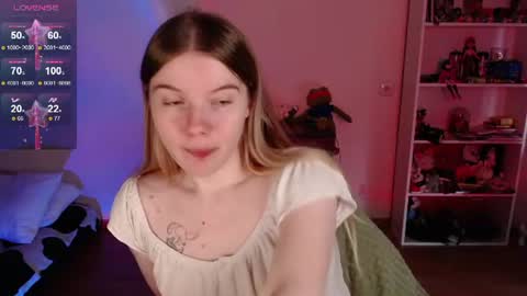 Snapshot of strawberry_juli chatting on 19, 6, 2026 Juli online show from 19, 6, 2026
