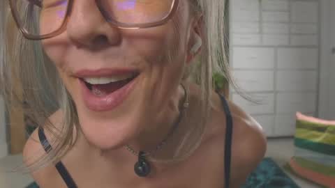 Hi Im Sunnie - Next show Friday August 1 online show from 14, 4, 2026