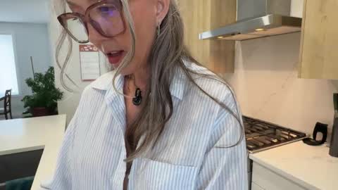 Snapshot of sunnie_dayz chatting on 5, 5, 2026 Hi Im Sunnie - Next show Friday August 1 online show from 5, 5, 2026