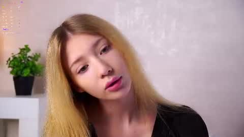 Snapshot of sunnmoonn chatting on 27, 6, 2026 Lily online show from 27, 6, 2026
