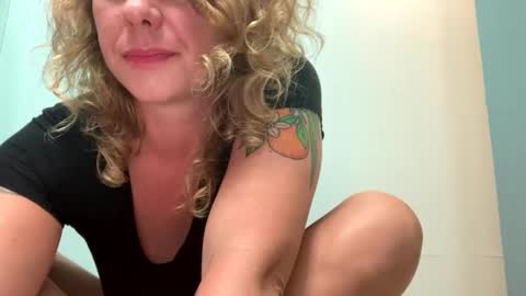 Snapshot of sunshinestarvedcactus chatting on 1, 10, 2025 Sunshine online show from 1, 10, 2025