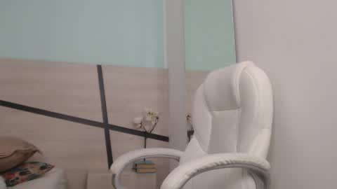 sussy leon online show from 18, 1, 2025