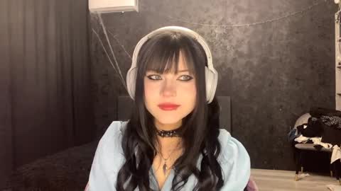 Snapshot of suziebanach chatting on 9, 4, 2026 EmilySuonn online show from 9, 4, 2026
