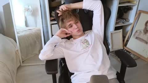 Snapshot of sw33theart_b0y chatting on 8, 10, 2025 Nate 3 online show from 8, 10, 2025