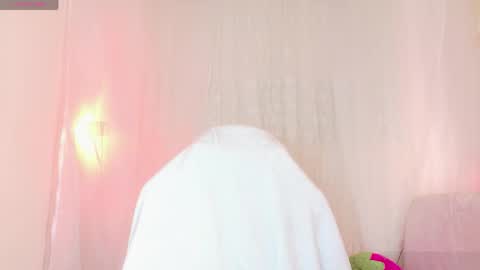 Snapshot of sweet_carine chatting on 11, 5, 2026 camil online show from 11, 5, 2026