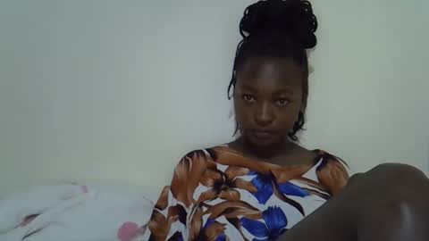 Snapshot of sweet_lunaz chatting on 18, 10, 2025 sweet_lunaz online show from 18, 10, 2025