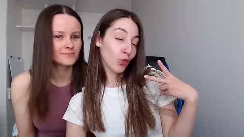 Snapshot of sweetheart_77 chatting on 28, 11, 2025 Emma online show from 28, 11, 2025