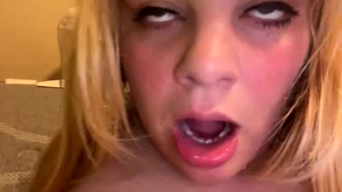 Snapshot of sweetlisa92 chatting on 5, 3, 2025 Lisa  online show from 5, 3, 2025