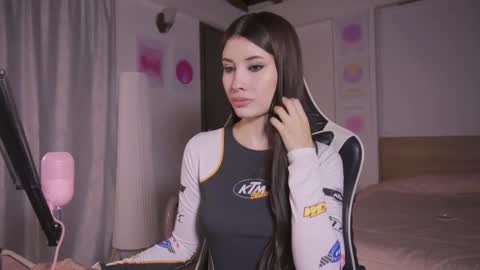 Cat independent model  online show from 5, 11, 2025