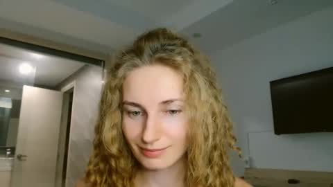 Snapshot of sweety_fruits chatting on 6, 1, 2026 sweety_fruits online show from 6, 1, 2026