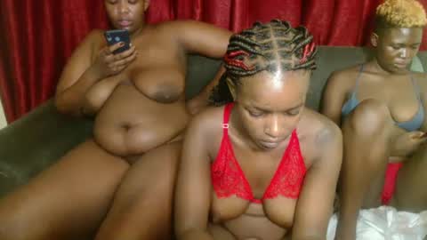 Snapshot of sweetz_candice chatting on 4, 3, 2025 sweetz_candice online show from 4, 3, 2025