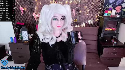 Snapshot of sylvie_fey chatting on 31, 12, 2024 Sylvie online show from 31, 12, 2024