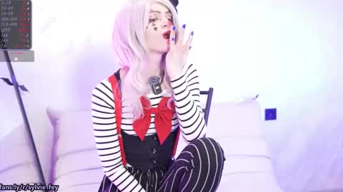 Snapshot of sylvie_fey chatting on 5, 10, 2025 Sylvie online show from 5, 10, 2025