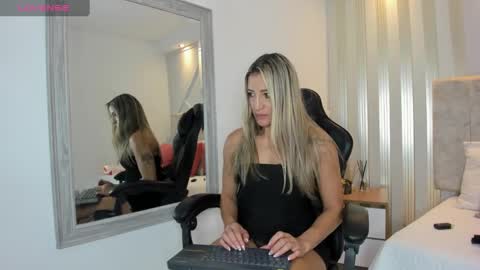 Snapshot of tayra_pradit chatting on 19, 12, 2024 tayra online show from 19, 12, 2024