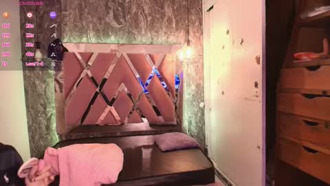 Terra Elowen online show from 22, 10, 2025