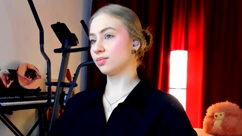 Ally    STREAMING ON TWITCH NOW Check my Twitter for updates online show from 16, 10, 2025