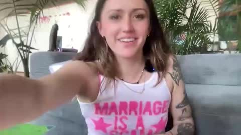 Snapshot of theartisttype chatting on 1, 4, 2026 Arabella online show from 1, 4, 2026