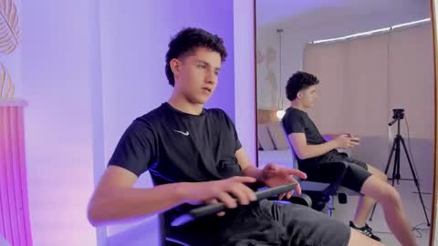 Snapshot of theohawke_ chatting on 14, 12, 2024 THEO- MATEO online show from 14, 12, 2024