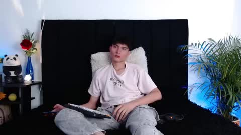 Snapshot of thomasbennett_ chatting on 25, 10, 2025 thomasbennett  online show from 25, 10, 2025