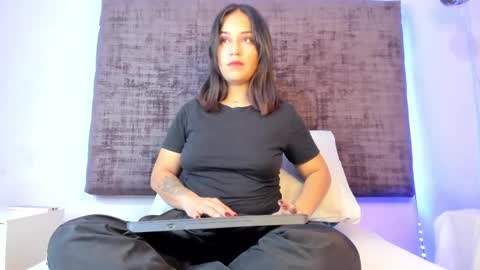 thyra coral online show from 8, 4, 2026