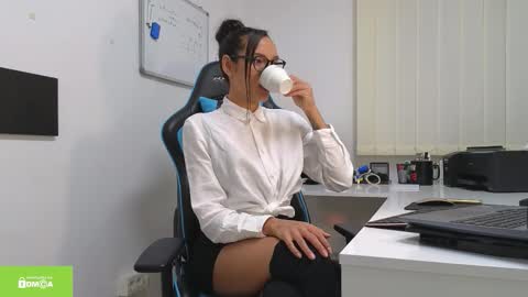 Snapshot of tia_j chatting on 6, 10, 2025 tia_j online show from 6, 10, 2025