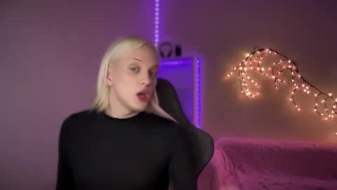 Snapshot of tiffany2005 chatting on 29, 10, 2025 Amira online show from 29, 10, 2025