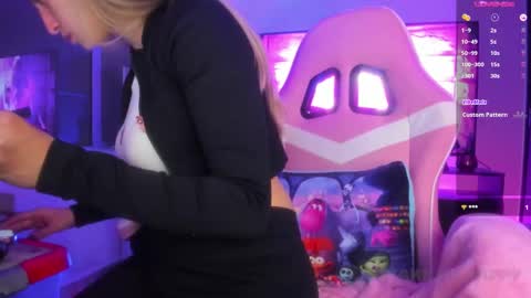 Snapshot of tiffany_bela chatting on 22, 2, 2025 Tiffany Bela online show from 22, 2, 2025