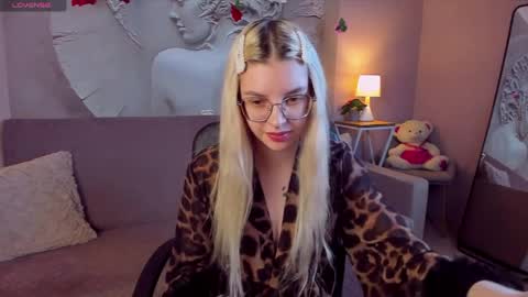 tiffanypeach online show from 25, 3, 2026