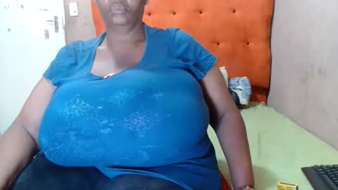 Snapshot of tinagiant chatting on 13, 11, 2025 tinagiant online show from 13, 11, 2025