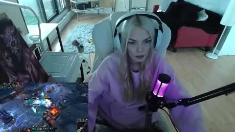 stage Kylie Sinner  brand CLITBAIT online show from 28, 1, 2025