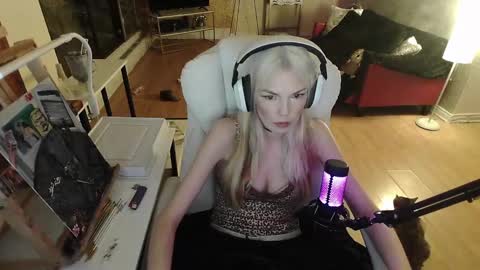 stage Kylie Sinner  brand CLITBAIT online show from 2, 2, 2025