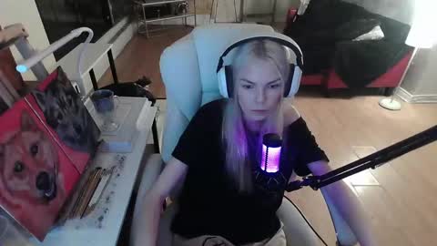 stage Kylie Sinner  brand CLITBAIT online show from 7, 2, 2025
