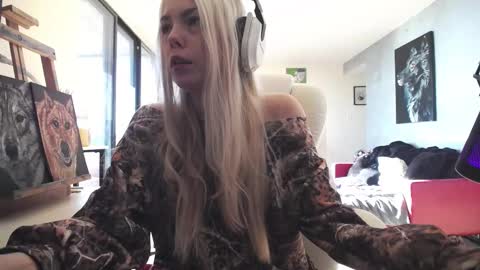 stage Kylie Sinner  brand CLITBAIT online show from 10, 10, 2025